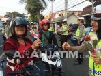 arah-banyuwangi-razia lantas https://live.staticflickr.com/65535/48733336087_29a69ebf14_b.jpg