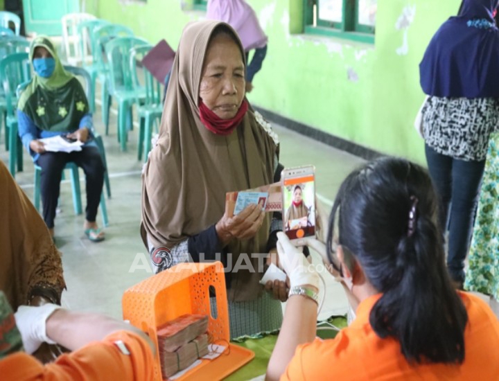 Penyaluran Bst Di Desa Branggahan Arahjatim Com Penyaluran Bst Di Desa Branggahan Arahjatim Com