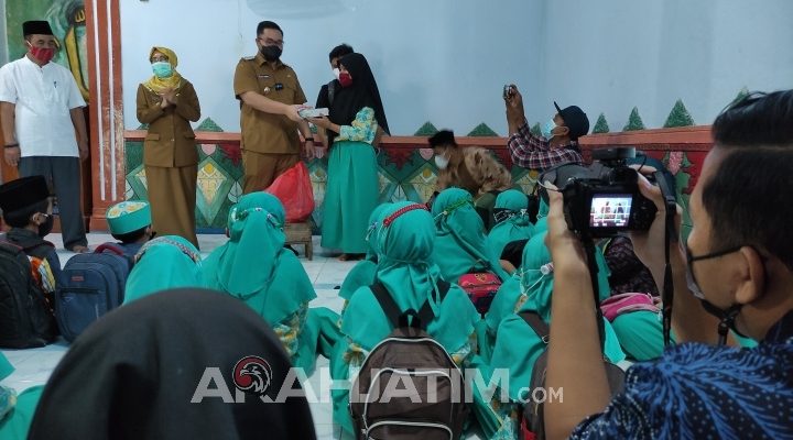 Salah satu siswa dapat hadiah dari Mas Bup Dhito