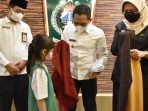 Foto; Bupati serahkan seragam gratis